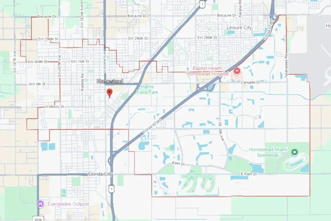 Mapa de Homestead, Florida que muestra las calles principales, límites de la ciudad, zonas residenciales, Florida City, el Homestead-Miami Speedway y puntos clave como Baptist Hospital.