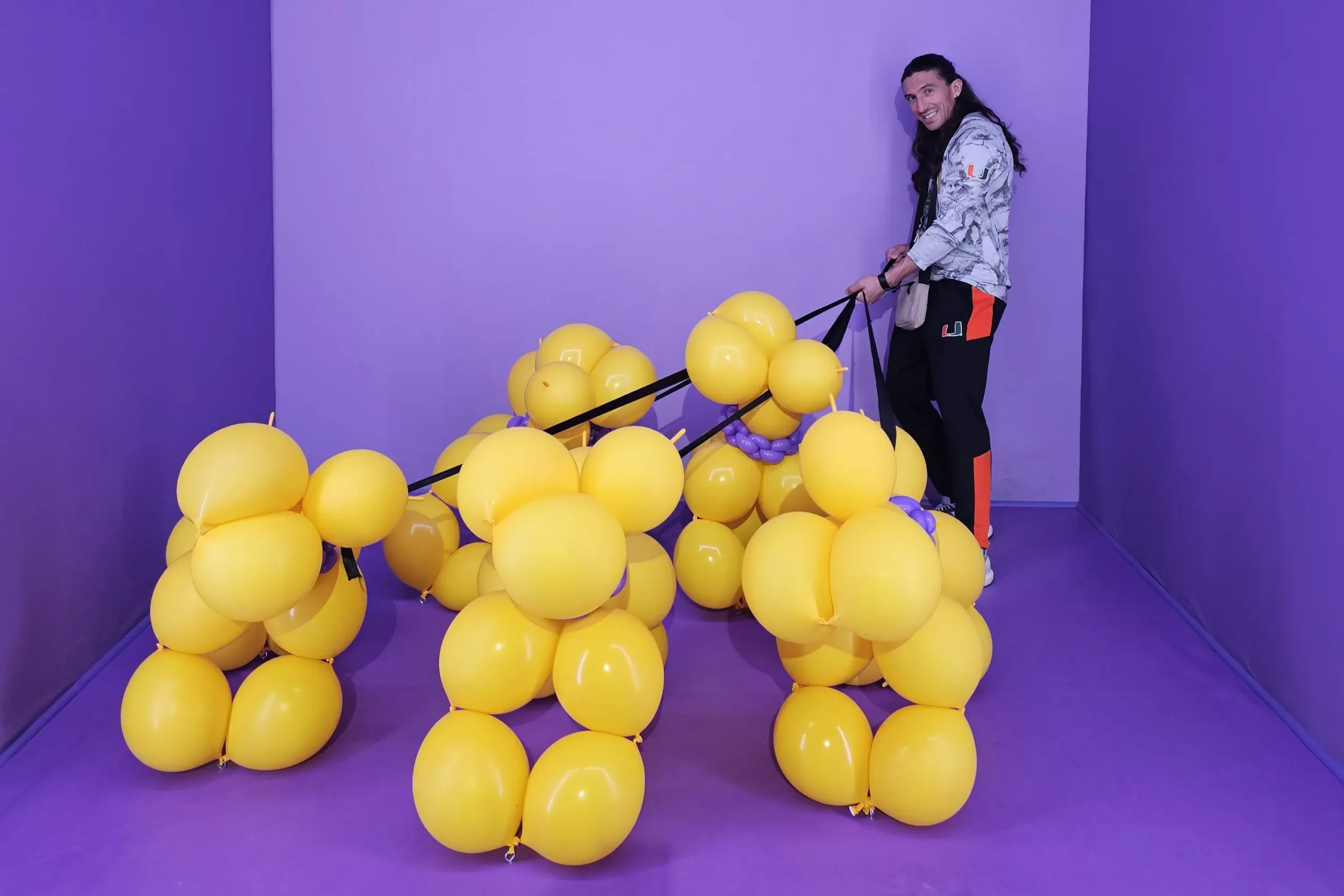 Arte con Globos Una Escena Creativa en Fondo Morado scaled 1 1 1