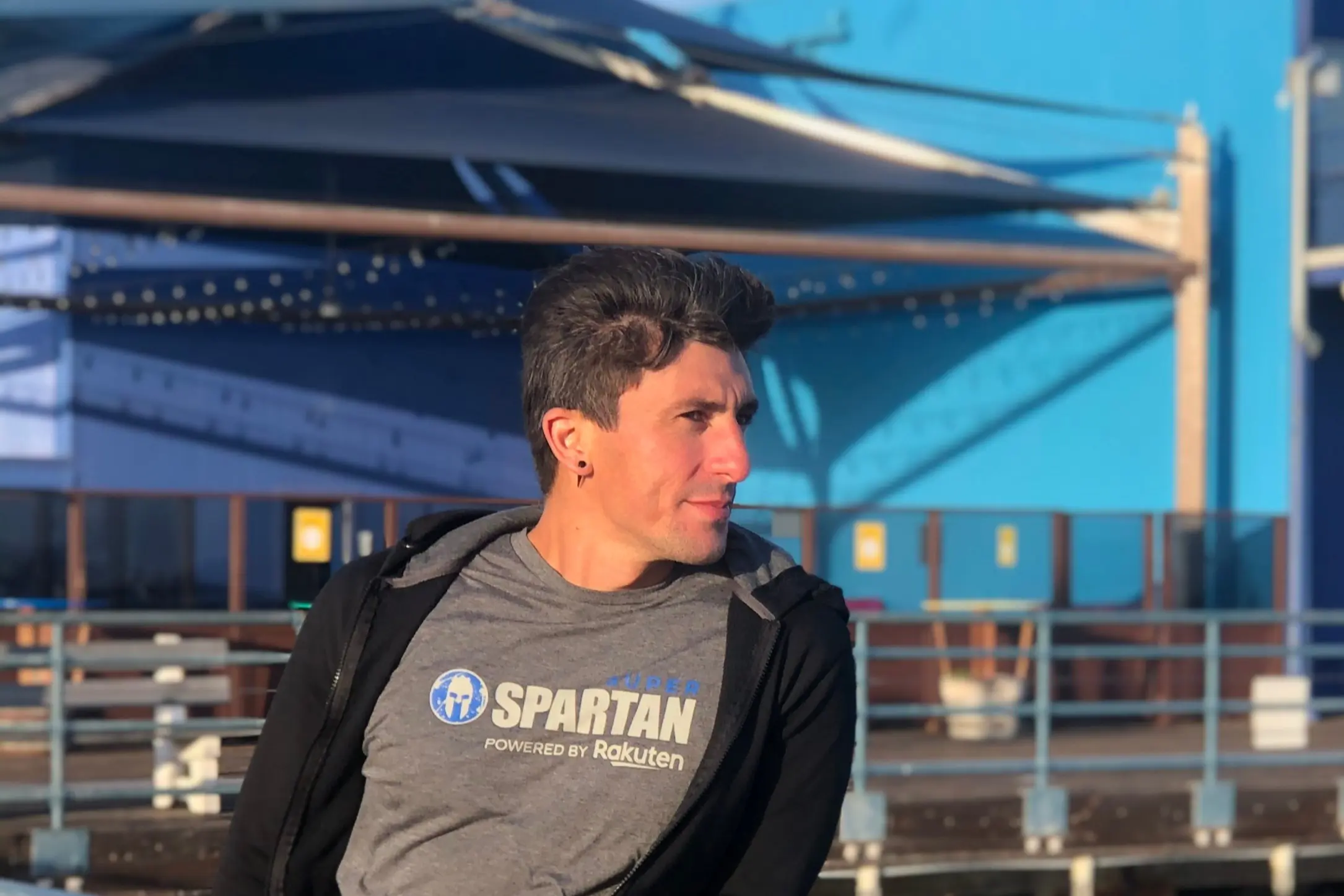 Retrato al aire libre con camiseta Spartan 1 1